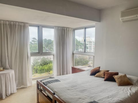 Bed, Photo of the whole room, Bedroom, City view, Sea view, Street view, air conditioner