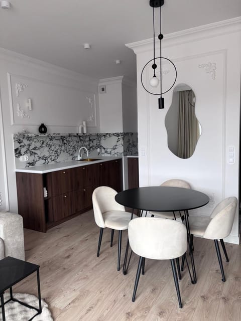 Kitchen or kitchenette, Living room, Seating area, Dining area