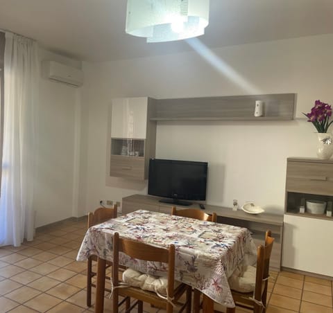 TV and multimedia, Living room, Seating area, Dining area, air conditioner