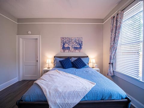 Marietta Square's Home Away! Apartment in Marietta