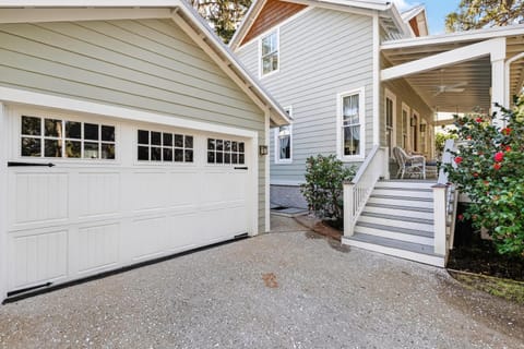 Village Oaks Cottage House in Saint Simons Island