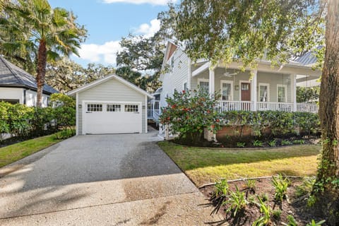 Village Oaks Cottage House in Saint Simons Island