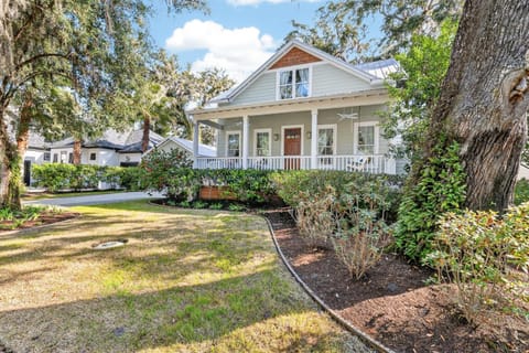 Village Oaks Cottage House in Saint Simons Island