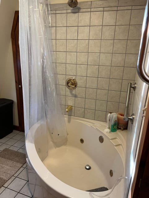 Lake Waukewan Camp in Meredith Apartment in Lake Waukewan