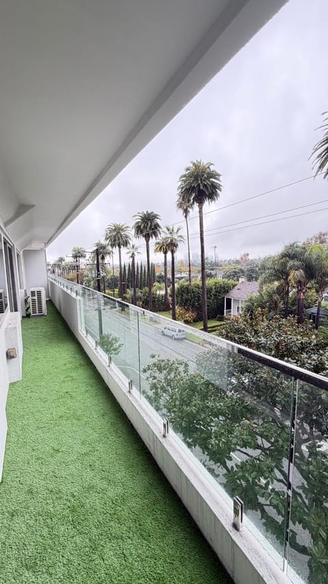 Ultra-Luxe 2BR on Doheny Newly Renovated Apartment in West Hollywood