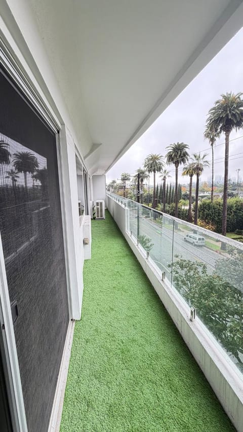 Ultra-Luxe 2BR on Doheny Newly Renovated Apartment in West Hollywood