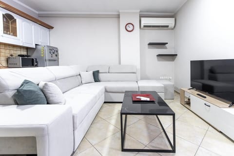 Communal lounge/ TV room, TV and multimedia, Living room, Seating area, Dining area, Evening entertainment, air conditioner
