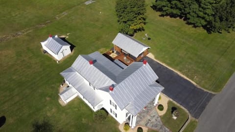 The Baker Farmhouse Hot Tub Fast WiFi Hiking nearby Country House in Luray