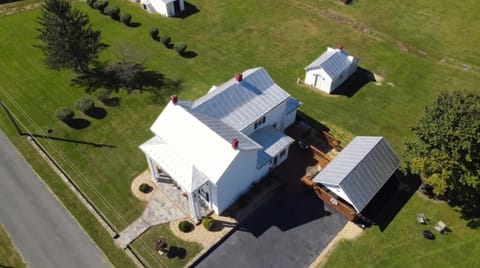 The Baker Farmhouse Hot Tub Fast WiFi Hiking nearby Country House in Luray