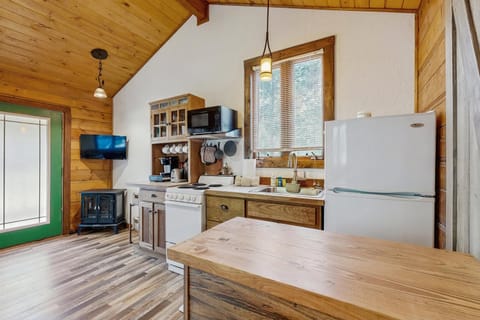 Bear Chalet House in Woods Bay