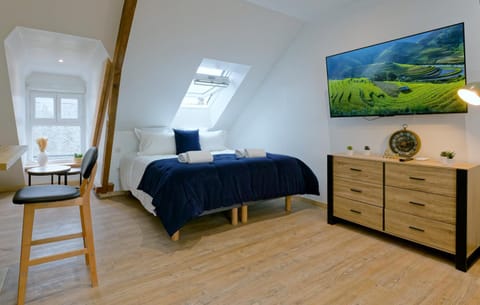 Bed, Living room, hair dresser