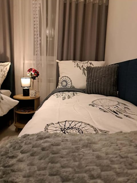 Bed, Photo of the whole room, Seating area, Bedroom