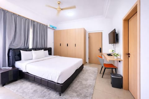 Bed, TV and multimedia, Bedroom