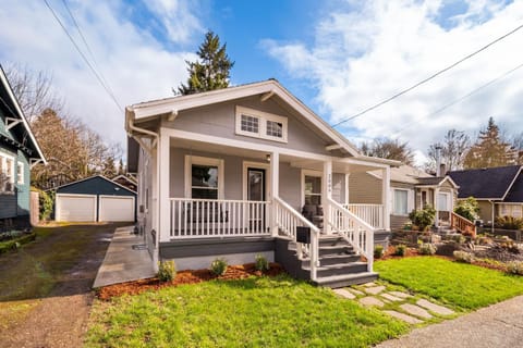 Uptown Couve Adventures House in Vancouver