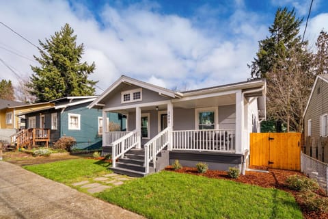 Uptown Couve Adventures House in Vancouver