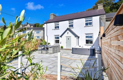 Property building, Patio, Garden, Hot Tub, Balcony/Terrace