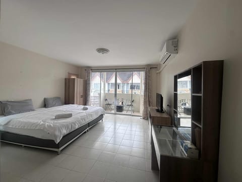 Bed, TV and multimedia, Photo of the whole room, Bedroom, air conditioner
