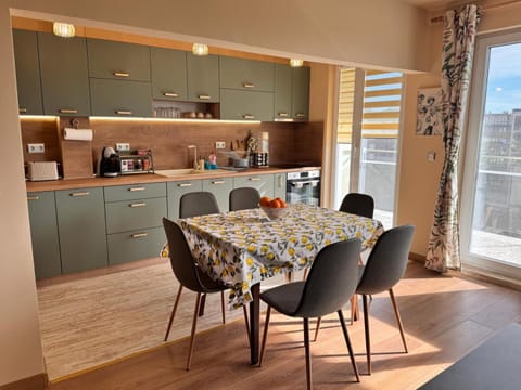 Coffee/tea facilities, Kitchen or kitchenette, Living room, Seating area, Dining area, stove, toaster