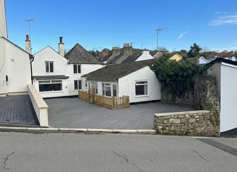 Property building, Garden, Parking