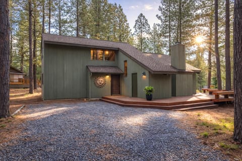 Property building, Day, Natural landscape, Garden, Balcony/Terrace, Parking