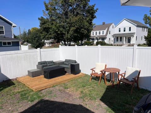 Golden Dome Oasis-Walk to Notre Dame, Hot Tub, Sleeps Groups, Game-Day Ready House in South Bend