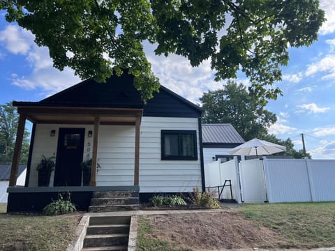 Golden Dome Oasis-Walk to Notre Dame, Hot Tub, Sleeps Groups, Game-Day Ready House in South Bend