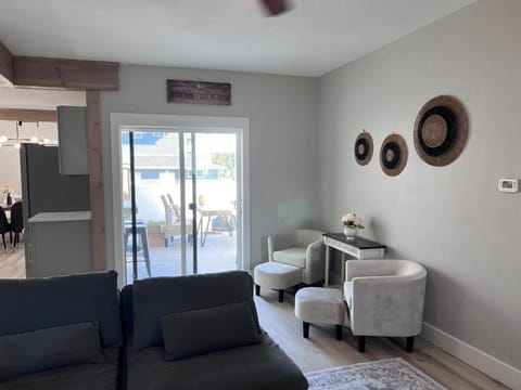 Golden Dome Oasis-Walk to Notre Dame, Hot Tub, Sleeps Groups, Game-Day Ready House in South Bend