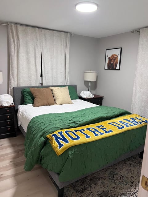 Golden Dome Oasis-Walk to Notre Dame, Hot Tub, Sleeps Groups, Game-Day Ready House in South Bend