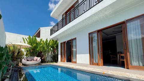 Property building, Day, Swimming pool
