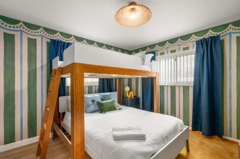 Sleeps 16 Heated Pool Villa Just 8Mi from Clearwater Beach House in Largo