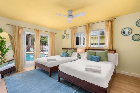 Sleeps 16 Heated Pool Villa Just 8Mi from Clearwater Beach House in Largo