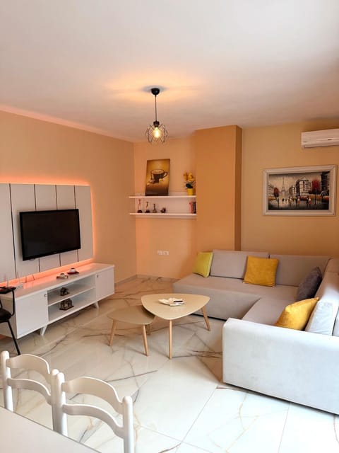 Communal lounge/ TV room, TV and multimedia, Living room, Seating area, Evening entertainment