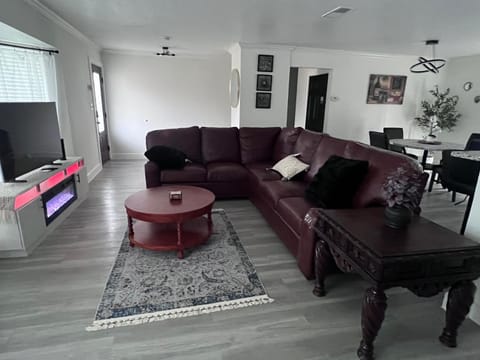 3BR Home with Patio and Grill Sleeps 6 Comfortably House in San Antonio