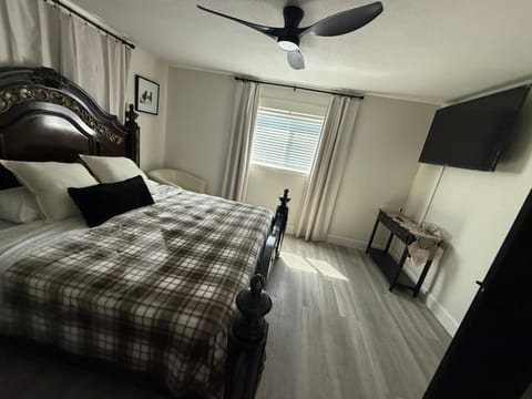 3BR Home with Patio and Grill Sleeps 6 Comfortably House in San Antonio