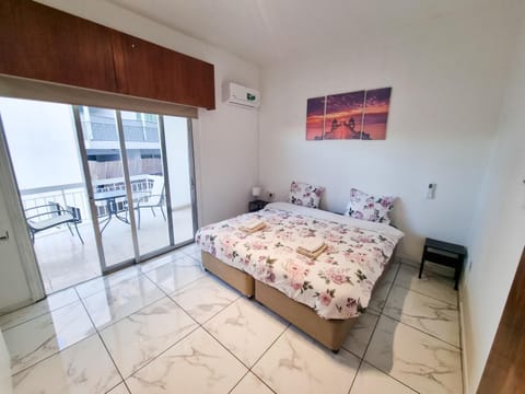 Bed, Balcony/Terrace, Bedroom, towels