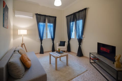 TV and multimedia, Living room, Seating area, Evening entertainment, air conditioner
