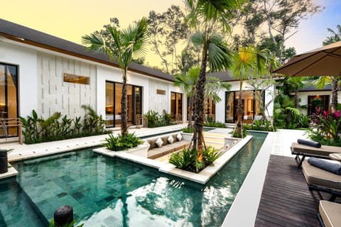 Property building, Garden view, Pool view, Swimming pool, sunbed