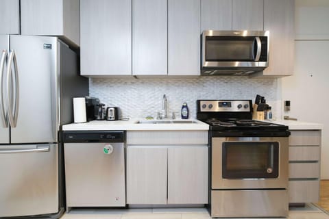 Bright & Spacious 2Bd Apartment in Prime Area Apartment in Vancouver