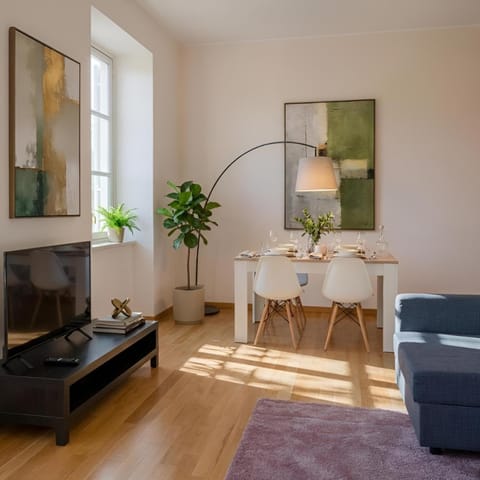 TV and multimedia, Living room, Seating area, Dining area