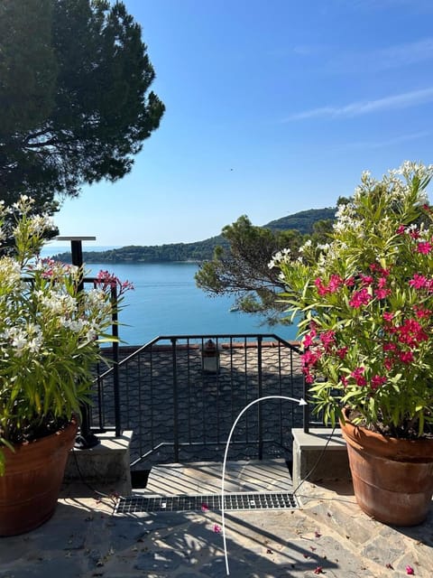 Bright apartment for 5 parking 20 mins to station near park and shops Portovenere and Cinque Terre panoramic road way Apartment in La Spezia