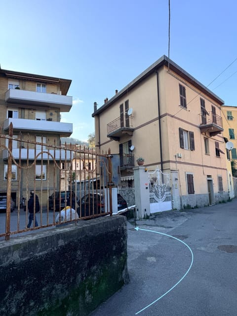 Bright apartment for 5 parking 20 mins to station near park and shops Portovenere and Cinque Terre panoramic road way Apartment in La Spezia