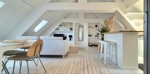 TV and multimedia, Kitchen or kitchenette, Living room, Seating area, Dining area