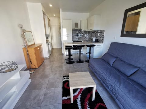 Living room, Dining area, dishwasher, oven, pet friendly