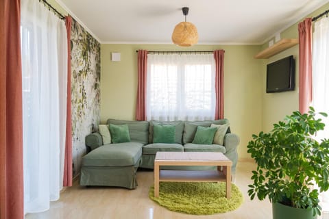 Communal lounge/ TV room, TV and multimedia, Living room, Seating area, Evening entertainment