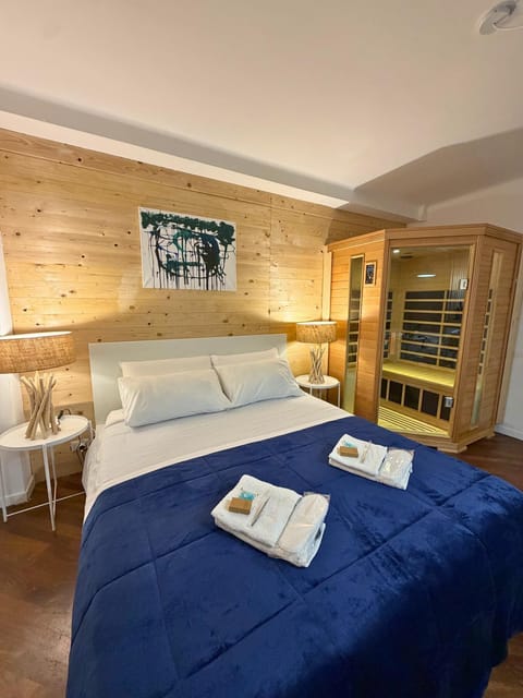 Bed, towels