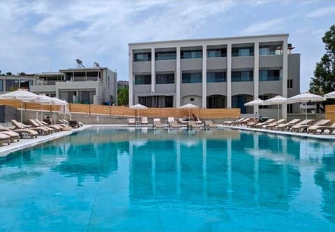 Property building, Day, Pool view, Swimming pool, sunbed