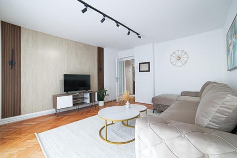 Communal lounge/ TV room, TV and multimedia, Living room, Seating area, Evening entertainment