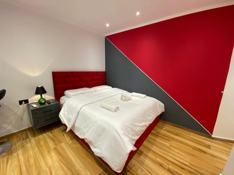 Bed, Bedroom, towels