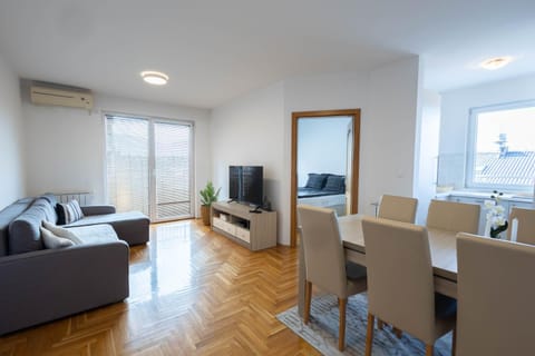 TV and multimedia, Living room, Seating area, Dining area, air conditioner
