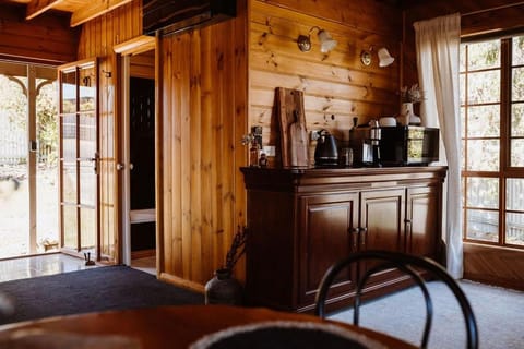 Cottage Grove - close to town & cute as a button House in St Helens